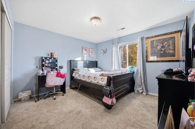 9409 W 8th Place, Kennewick, WA 99336