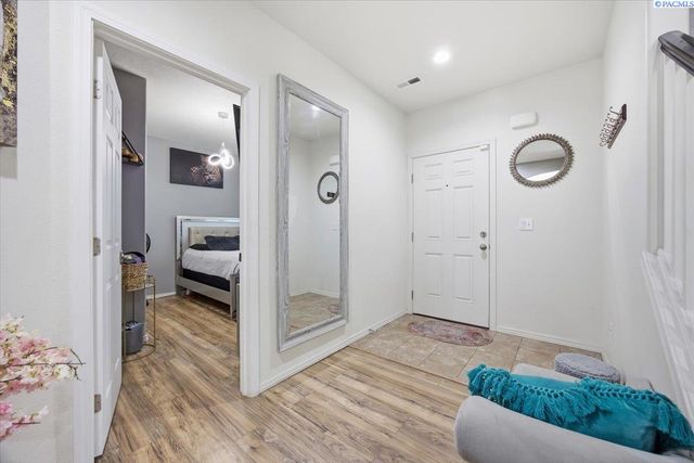 9409 W 8th Place, Kennewick, WA 99336