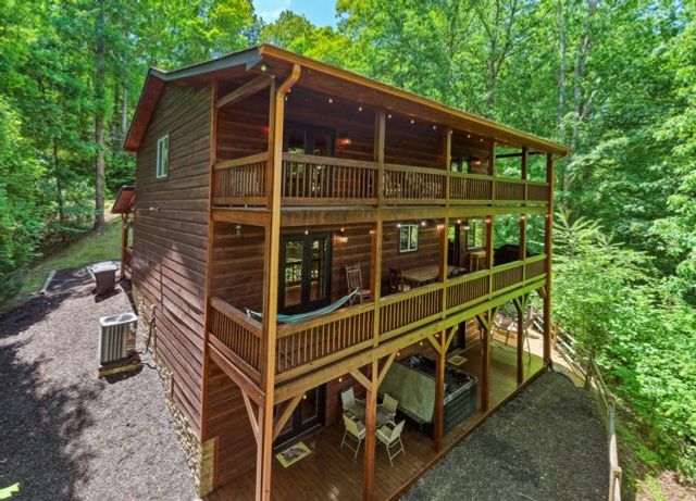 565 Catawba Circle, Ellijay, GA 30540
