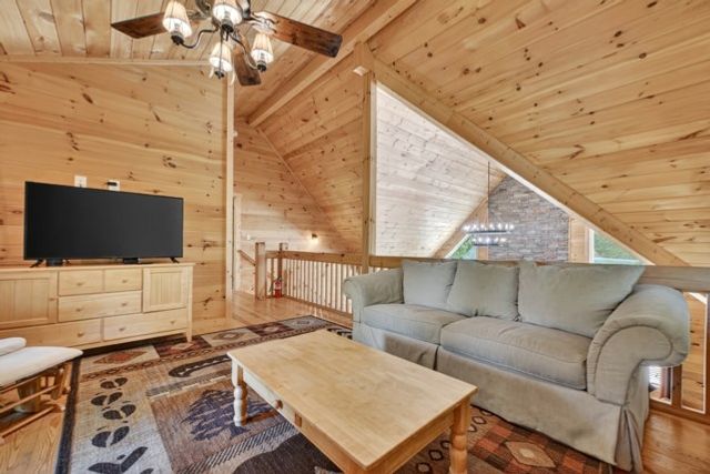 565 Catawba Circle, Ellijay, GA 30540