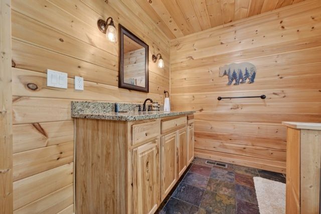 565 Catawba Circle, Ellijay, GA 30540