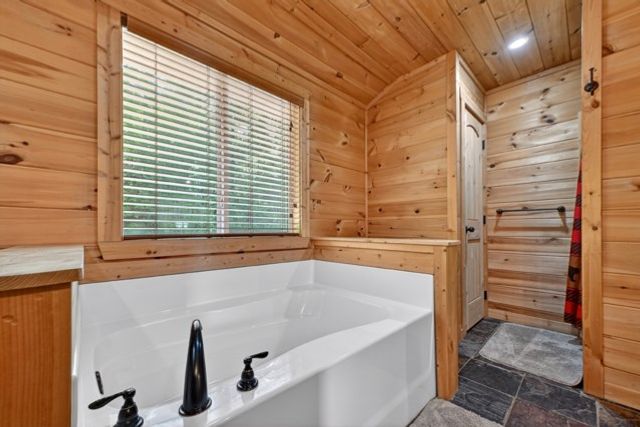 565 Catawba Circle, Ellijay, GA 30540