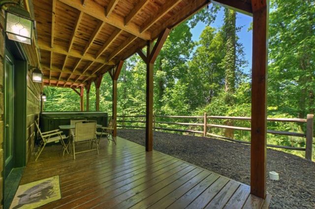 565 Catawba Circle, Ellijay, GA 30540