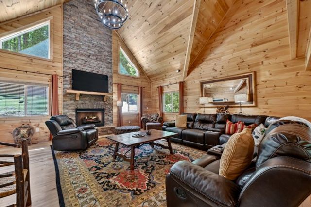 565 Catawba Circle, Ellijay, GA 30540