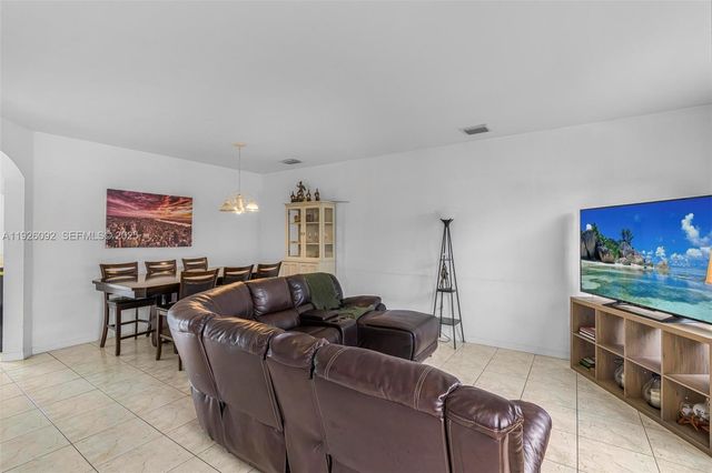 755 E Mowry Ct, Homestead, FL 33030