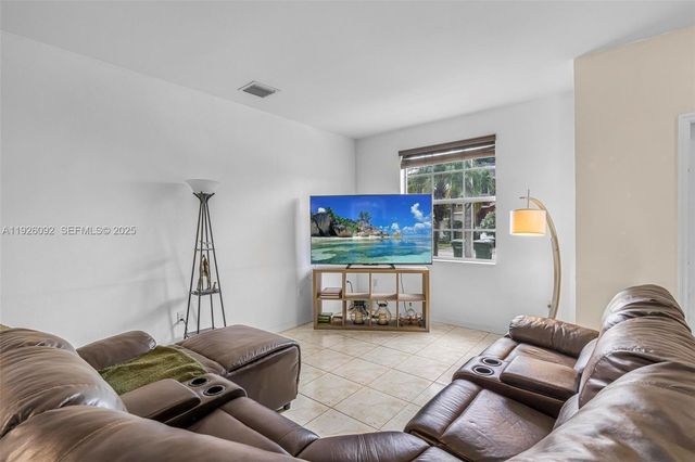 755 E Mowry Ct, Homestead, FL 33030