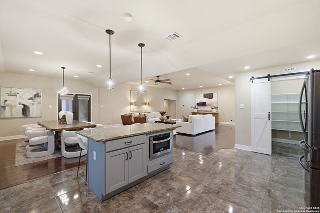 1069 IVY LN, Terrell Hills, TX 78209