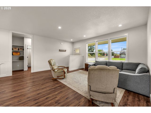 102 W OAK St, Yacolt, WA 98675