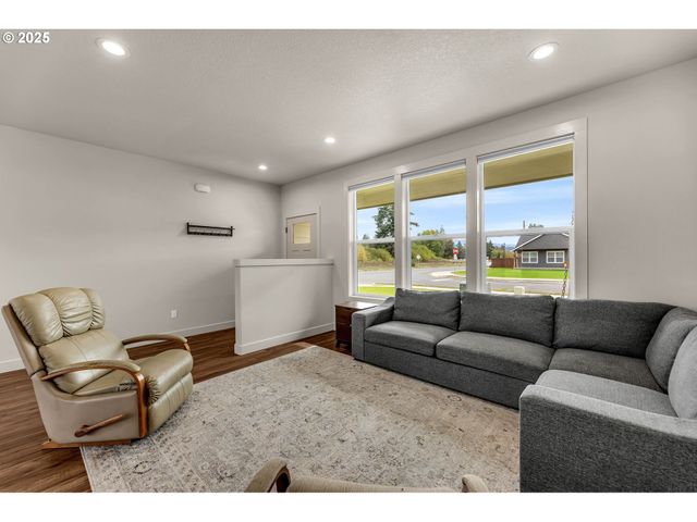 102 W OAK St, Yacolt, WA 98675