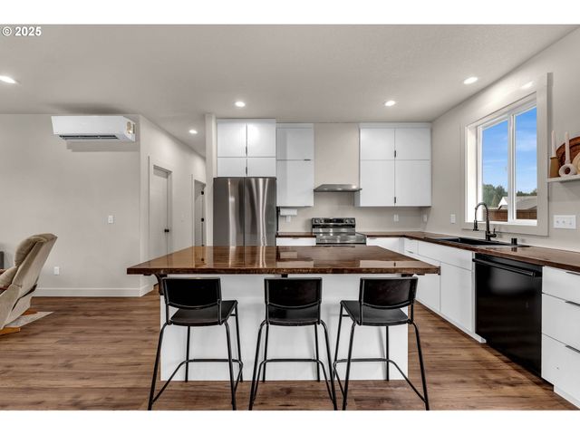 102 W OAK St, Yacolt, WA 98675