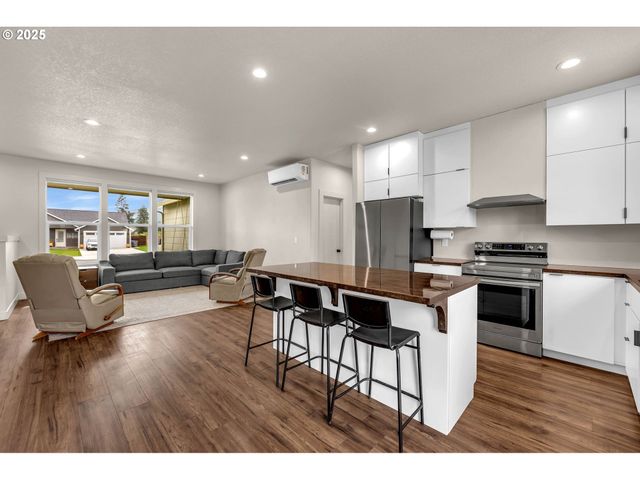 102 W OAK St, Yacolt, WA 98675