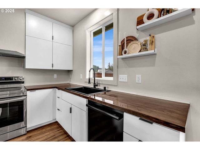 102 W OAK St, Yacolt, WA 98675