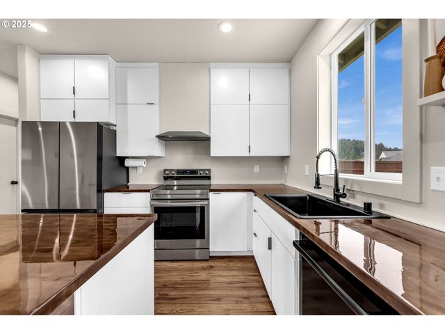 102 W OAK St, Yacolt, WA 98675