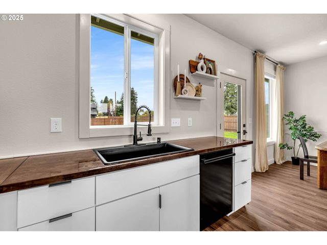 102 W OAK St, Yacolt, WA 98675