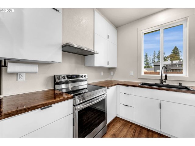 102 W OAK St, Yacolt, WA 98675