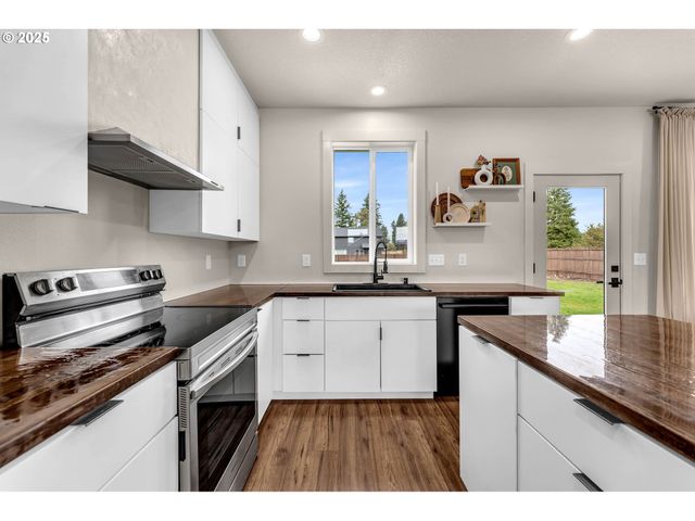 102 W OAK St, Yacolt, WA 98675