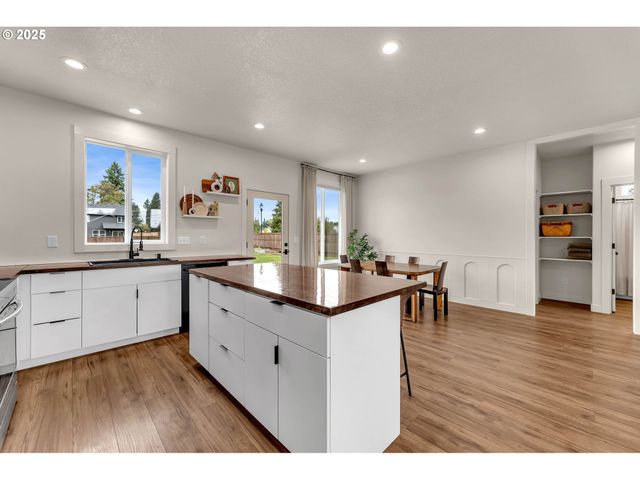 102 W OAK St, Yacolt, WA 98675