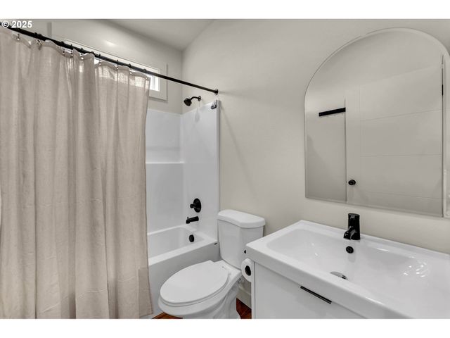 102 W OAK St, Yacolt, WA 98675