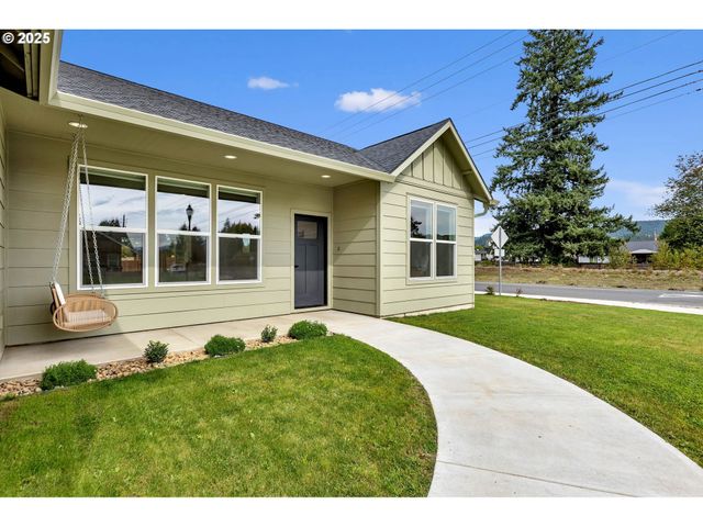 102 W OAK St, Yacolt, WA 98675