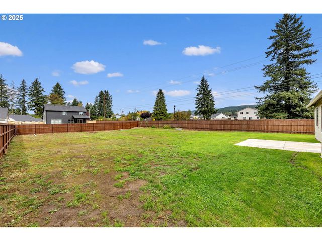 102 W OAK St, Yacolt, WA 98675