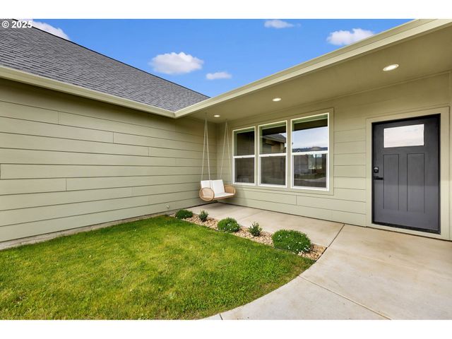 102 W OAK St, Yacolt, WA 98675