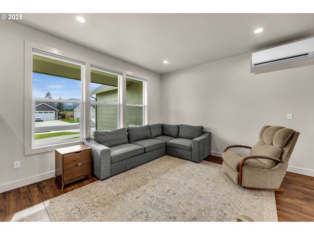 102 W OAK St, Yacolt, WA 98675