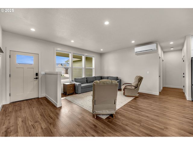 102 W OAK St, Yacolt, WA 98675