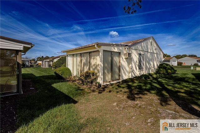 30 Larch Plaza 30A, Monroe, NJ 08831