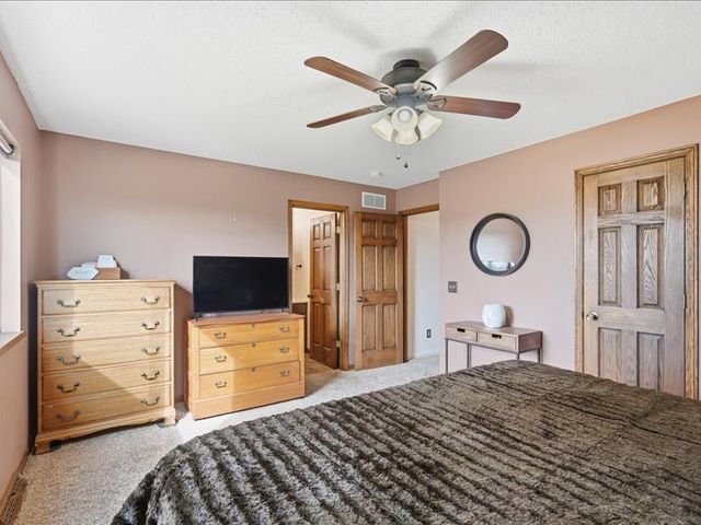 350 Fox Run Drive, North Liberty, IA 52317