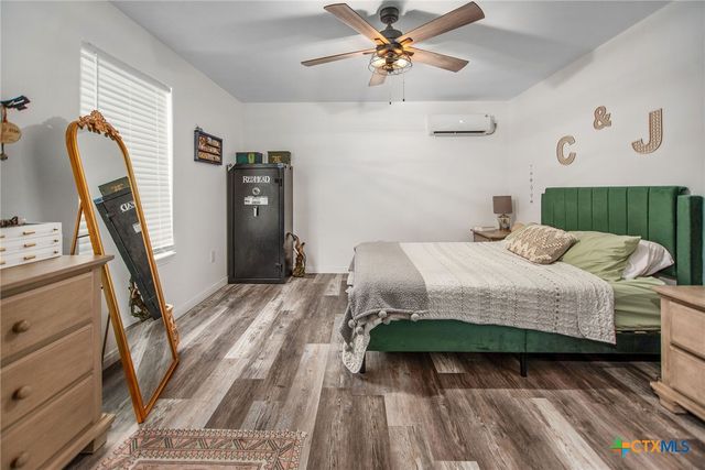 807 W Dallas Avenue, Seadrift, TX 77983