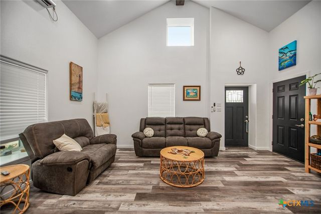 807 W Dallas Avenue, Seadrift, TX 77983