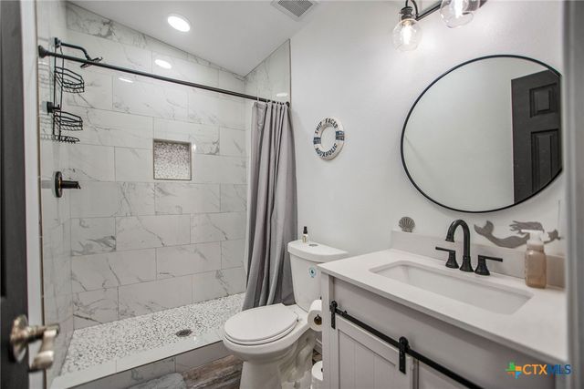 807 W Dallas Avenue, Seadrift, TX 77983