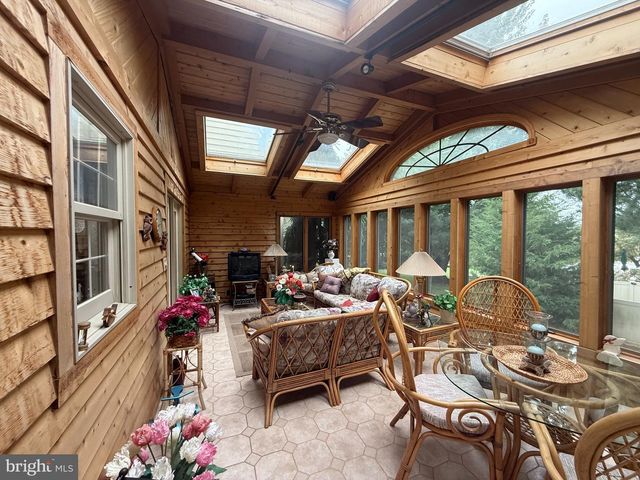410 SEVILLE DR, Red Lion, PA 17356
