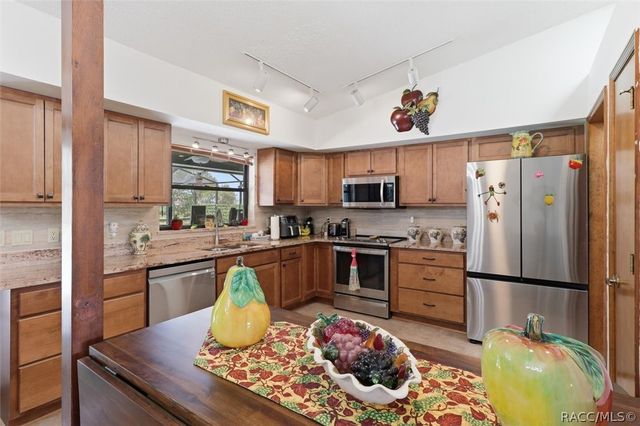 1900 W Alhambra Drive, Citrus Springs, FL 34434