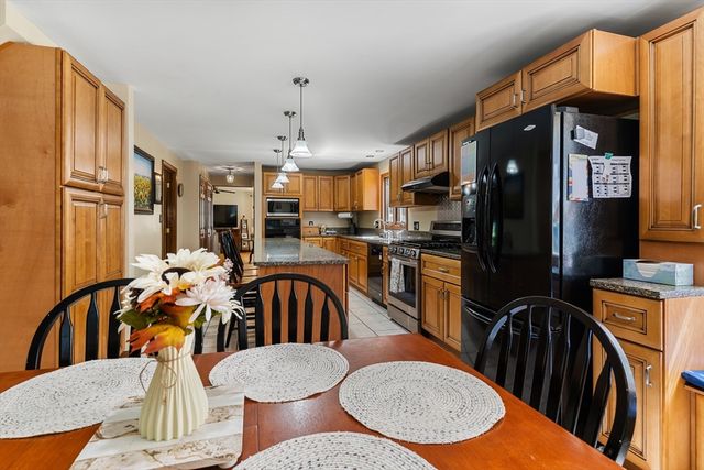 229 Tispaquin St, Middleboro, MA 02346