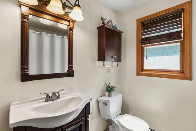 229 Tispaquin St, Middleboro, MA 02346
