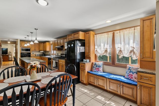 229 Tispaquin St, Middleboro, MA 02346