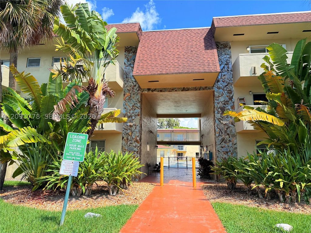 7505 SW 82nd St 305, Miami, FL 33143