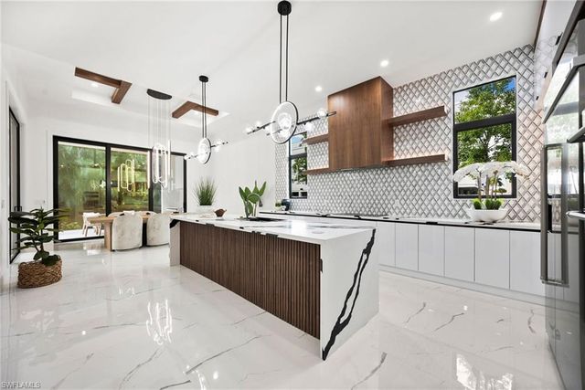 135 7th ST N, Naples, FL 34102