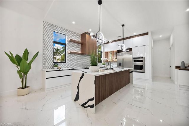 135 7th ST N, Naples, FL 34102