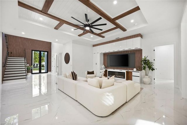 135 7th ST N, Naples, FL 34102