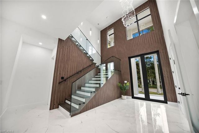 135 7th ST N, Naples, FL 34102