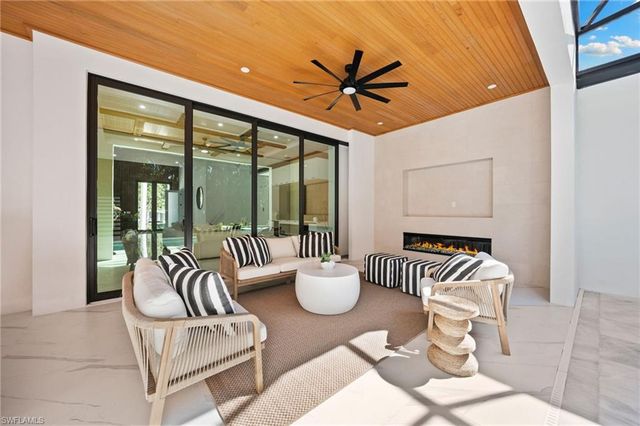 135 7th ST N, Naples, FL 34102