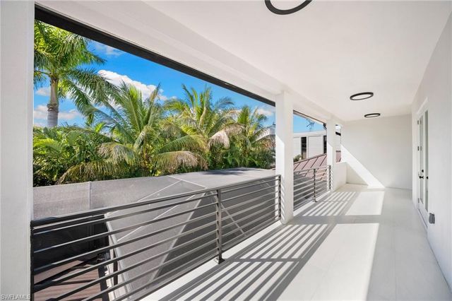 135 7th ST N, Naples, FL 34102