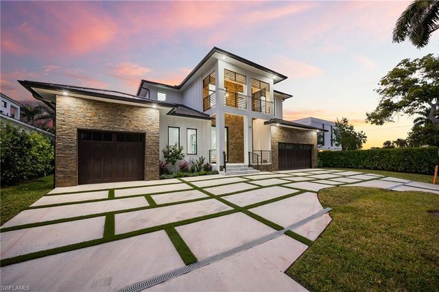 135 7th ST N, Naples, FL 34102