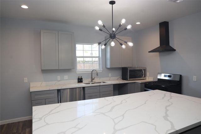 3925 Mckinley Street, Houston, TX 77051