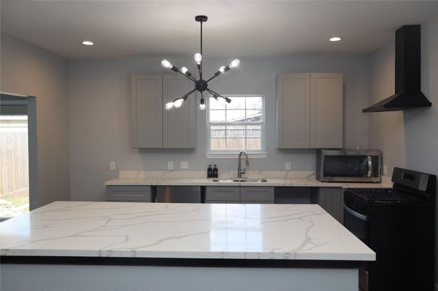 3925 Mckinley Street, Houston, TX 77051