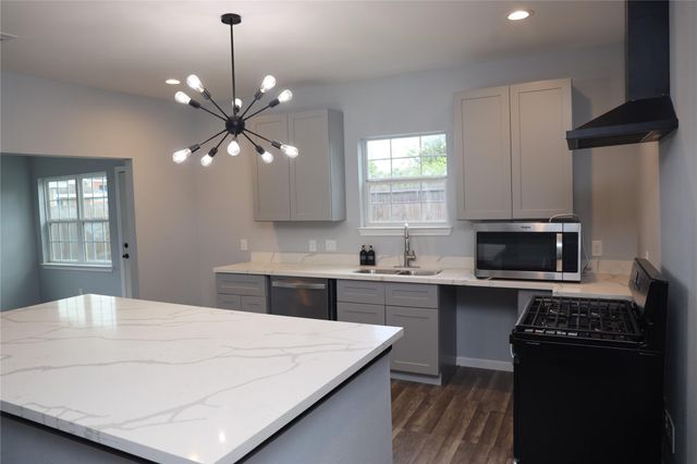 3925 Mckinley Street, Houston, TX 77051