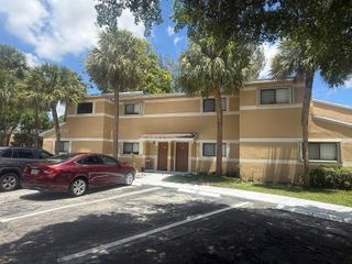 203 E Palm Circle E, Pembroke Pines, FL 33025