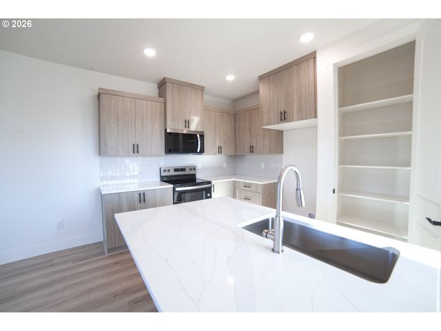 16159 Serres Farm Way, Oregon City, OR 97045